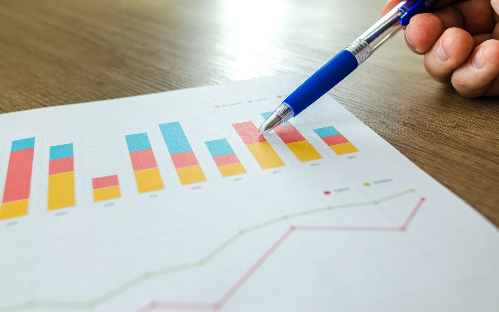 Stylo pointant un graphique en barres sur papier