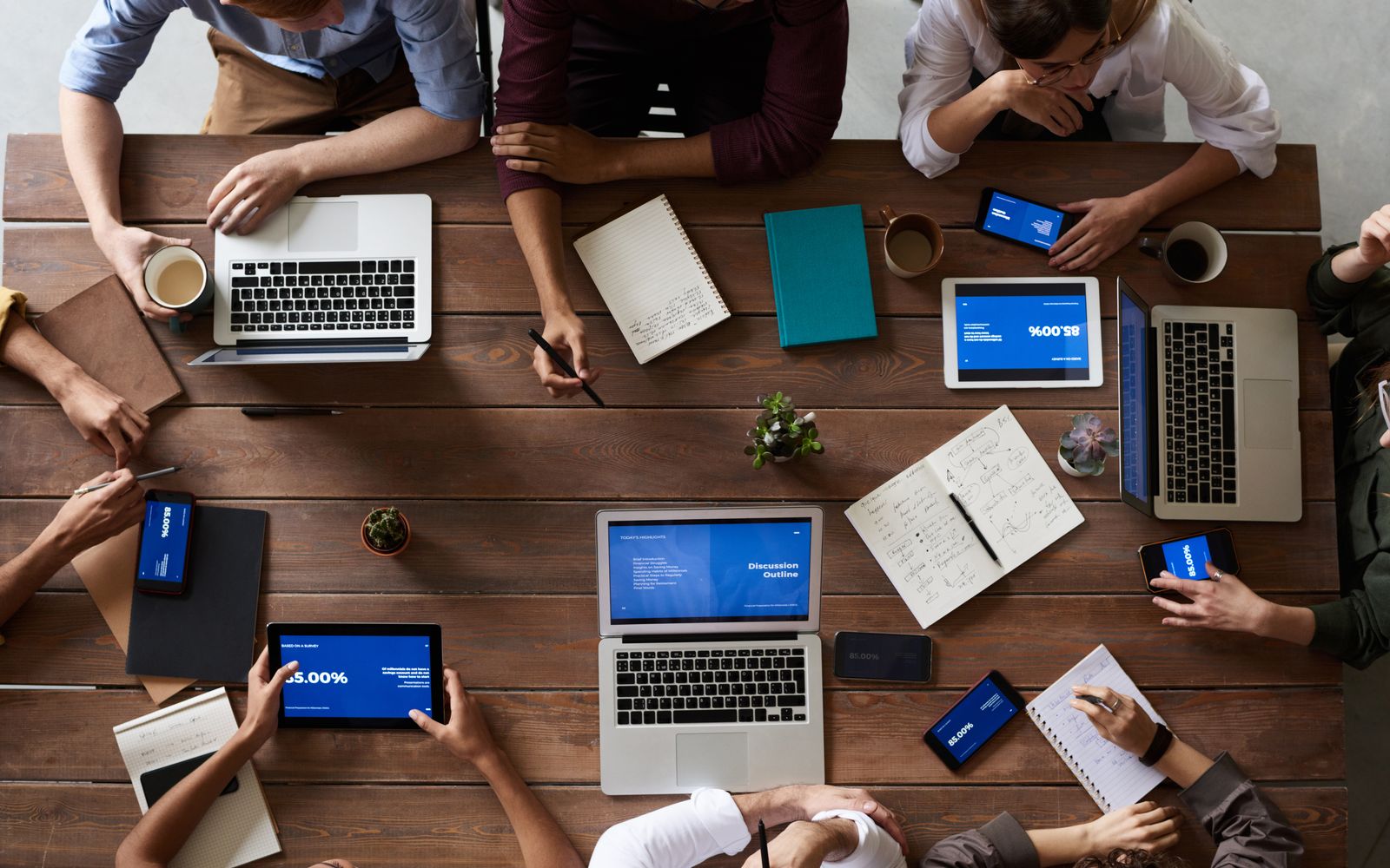 Bureau collaboratif avec ordinateurs et documents, vue de dessus