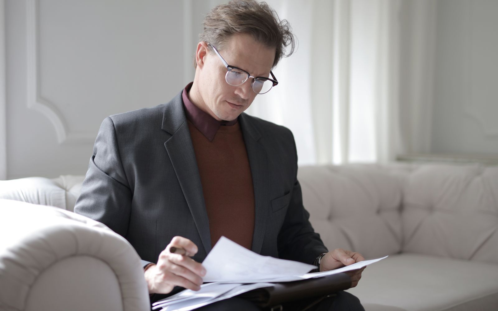 Professionnel en costume examinant des documents